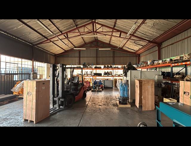 380M² WAREHOUSE TO LET IN JET PARK
